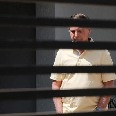 Defesa pede autorização para Bolsonaro deixar prisão e fazer cirurgia