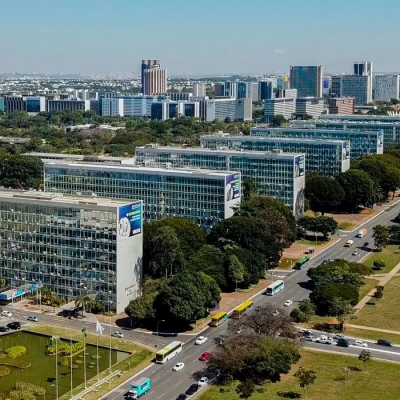 Lei reestrutura carreiras no Executivo e cria mais de 24 mil cargos