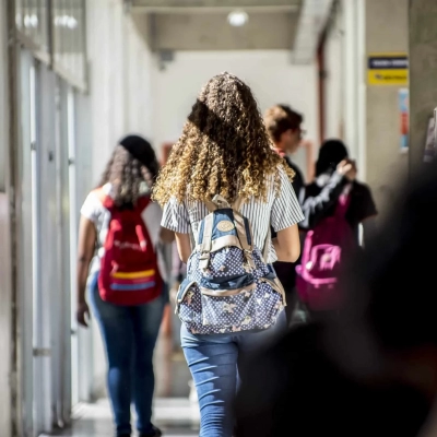 Veja cuidados a serem tomados na rematrícula escolar e orientações sobre reajustes de mensalidades