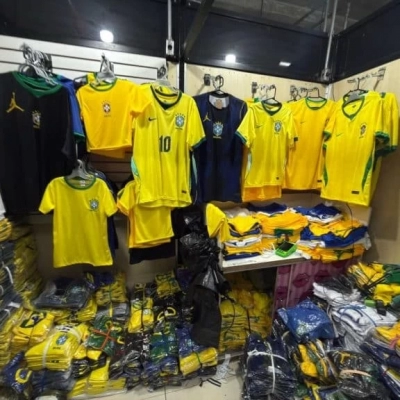 Polícia de SP apreende 2 mil camisas e 85 mil figurinhas falsificadas da Copa do Mundo