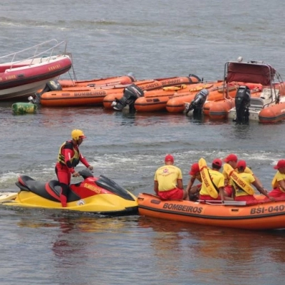Bombeiros salvam 75 pessoas durante fim de semana nas praias paulistas