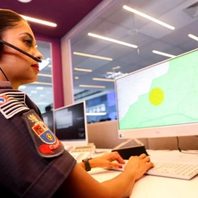 Tornozeleiras, botão do pânico em app e polícia especializada reforçam proteção às mulheres em SP