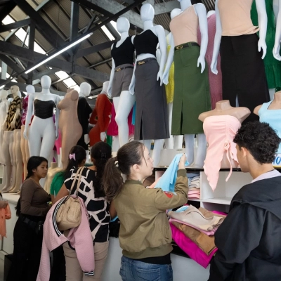 Veja cuidados ao cortar a etiqueta das roupas, segundo o Ipem-SP
