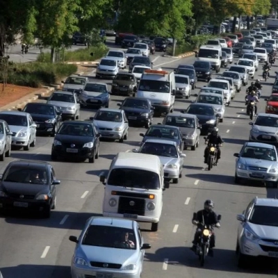 Motoristas devem redobrar cuidados ao dirigir na chuva; confira dicas