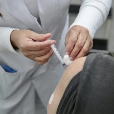 Veja como a vacinação de adultos protege bebês e freia o avanço de doenças consideradas erradicadas