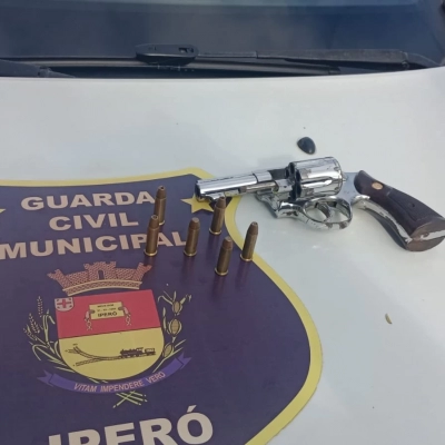 Homem é detido com arma de fogo após ameaça em frente à escola em George Oetterer