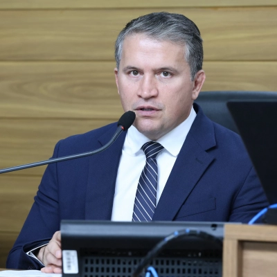 Lei publicada amplia controle municipal sobre intervenções em postes