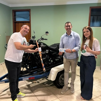 Caio Oliveira ganha moto em rifa e devolve prêmio para ajudar no tratamento de Arthur