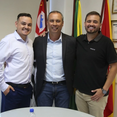 Fernando Dini recebe vereadores de Salto de Pirapora para intercâmbio sobre formação política juvenil