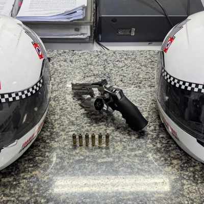 Homem com réplica de revólver é detido após desacatar policiais em Votorantim