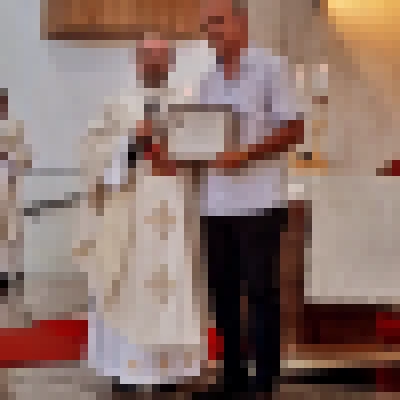 Silvano Junior entrega ao Padre Wagner Ruivo voto de congratulações