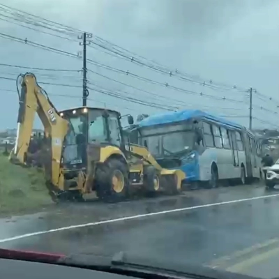 Ônibus do BRT atola na Rodovia Emerenciano Prestes de Barros e precisa de trator para remoção