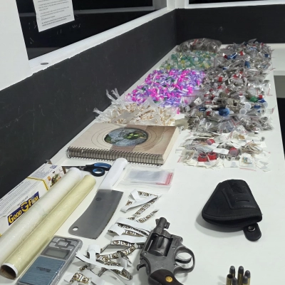 Casal é preso em flagrante com grande quantidade de drogas e arma de fogo