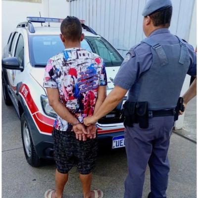 Homem é preso após assaltar pedestre e ser detido por populares no Jardim São Paulo