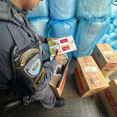 Polícia Rodoviária apreende cerca de 930 mil maços de cigarros contrabandeados na Rodovia Antonio Romano Schincariol, em Tatuí