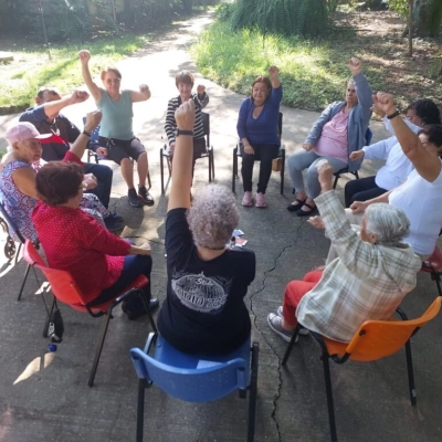 Idosos que frequentam a Chácara do Idoso aderem ao “Dia do Desafio” com dança, caminhada e muita animação