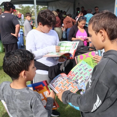 Ação solidária arrecada alimentos com troca de álbum de figurinhas neste sábado (16)