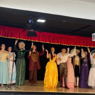 E.M. “Prof. Irineu Leister” inaugura auditório com apresentação do espetáculo “A Bela e a Fera”