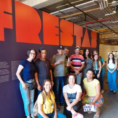 Grupo de pessoas em situação de rua participa de visita guiada à exposição Frestas no Sesc Sorocaba