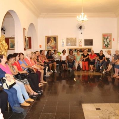 Projeto Chá das Rosas completa um ano e reunião de abril tem bolo para celebrar o marco