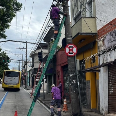 Mutirão de reordenação de fios em postes ocorre na Rua Comendador Hermelino Matarazzo nesta quarta-feira (8)