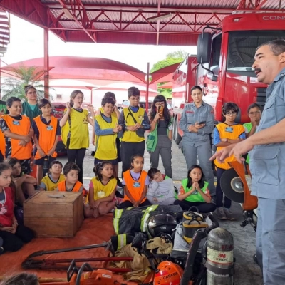 Crianças conhecem o trabalho do Corpo de Bombeiros de Sorocaba em curso de férias