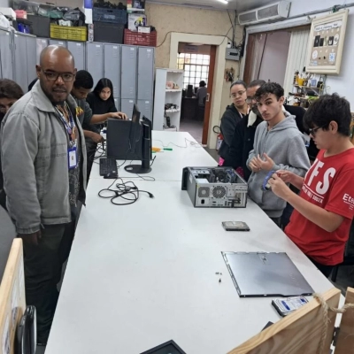 Curso de Assistente de Tecnologia da Informação promove aula prática no Metareciclagem