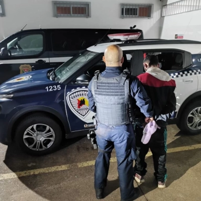 GCM apreende 415 porções de drogas e detém homem por tráfico no Jd. Nova Esperança