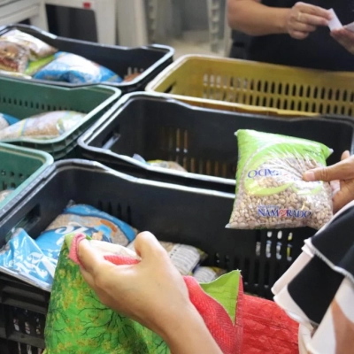 Secretaria da Mulher realiza a quarta edição mensal do “Mercado Solidário” com entrega de alimentos não perecíveis e produtos de hortifrúti