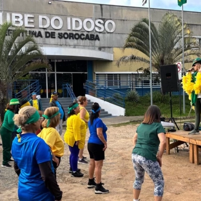 Frequentadores do Clube do Idoso se alternam em atividades para participar do Dia do Desafio