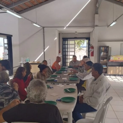 Moradores da Vila Dignidade têm almoço especial preparado por voluntários