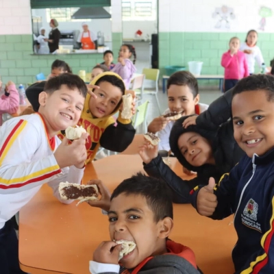 Alunos do Ensino Fundamental da rede municipal de ensino passam a receber pão com creme de avelã nas refeições