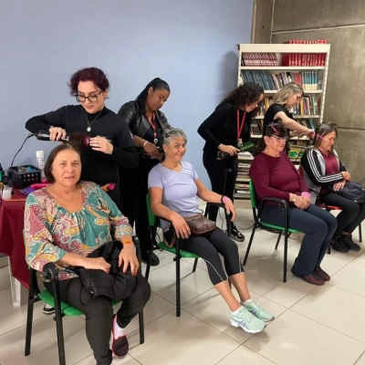 Secretaria da Mulher leva projeto “Dia da Beleza” ao Clube do Idoso