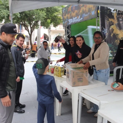 Troca solidária de figurinhas arrecada cerca de uma tonelada de alimentos