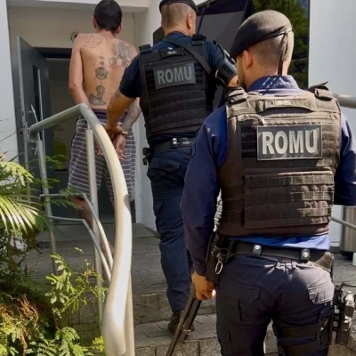 Homem é preso por descumprimento de medida protetiva após acionamento do botão Protege Mulher no Cajuru