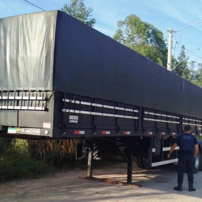 GCM localiza semirreboque com registro de roubo no bairro Genebra