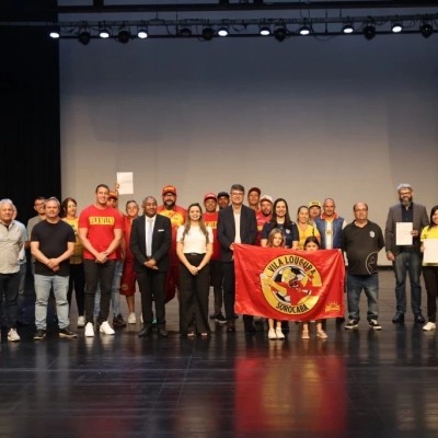 Prefeitura entrega títulos de permissão de uso de espaço público a mais de 200 contemplados