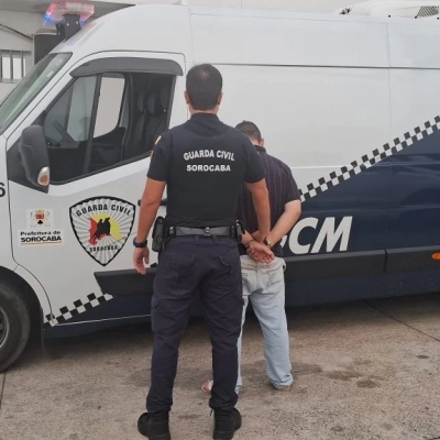 Equipe da Base Móvel da GCM detém suspeito por tráfico de drogas em praça na Vila Santana