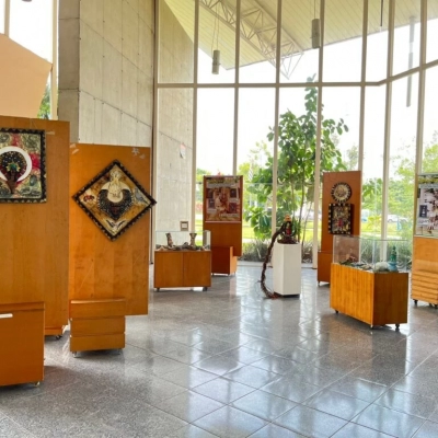 Exposições “Natureza Altar” e “Alinhando com magia” podem ser conferidas na Biblioteca Municipal até o dia 30 de abril