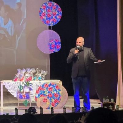 Alunos da rede municipal de ensino lançam livro com poesia de cordel e participam de noites de autógrafos