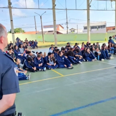 GCM promove ação educativa em escola cívico-militar no Jardim Guaíba