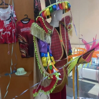 Exposição “Vitrine de carnaval: Dragões – Ritmo que incendeia” exibe fantasias no Pátio Cianê Shopping