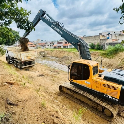 Saae/Sorocaba efetua limpeza e manutenção preventiva em bacia de contenção no bairro Barcelona