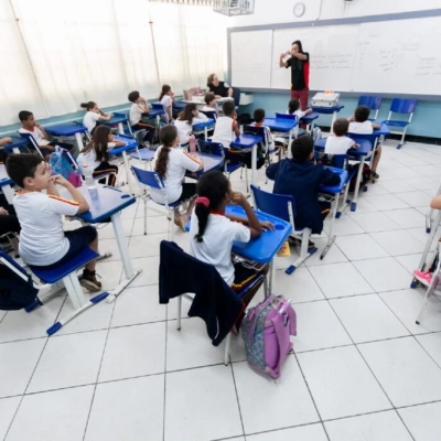 E.M. “Quinzinho de Barros” recebe oficinas de circo com parceria de instituição privada na ação focada em cultura e aprendizagem
