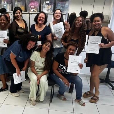 Secretaria da Mulher conclui curso de técnicas de penteados para cabelos crespos e cacheados em Sorocaba