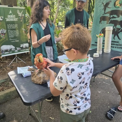 Ação do Zoológico de Sorocaba em comemoração aos animais do mês de abril teve atividades com foco na arara-vermelha e na anta