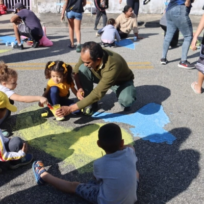 E.M. “Prof.ª Norma Justa Dall’Ara” realiza ação de pintura em via pública com o tema da Copa e envolve alunos, educadores e a comunidade