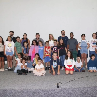 Alunos da rede municipal de ensino que passaram por exames oftalmológicos em dezembro recebem os óculos gratuitos