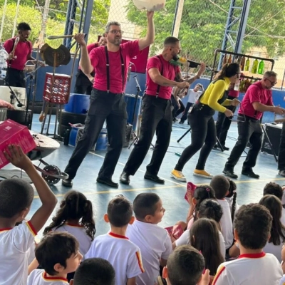 Escolas da rede municipal recebem apresentações do Projeto Orquestra de Sucata, que une música e sustentabilidade
