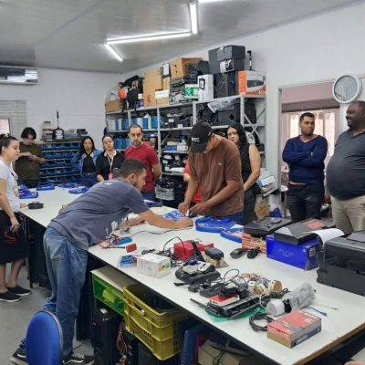 Curso de manutenção de smartphones promove aula prática no Metareciclagem